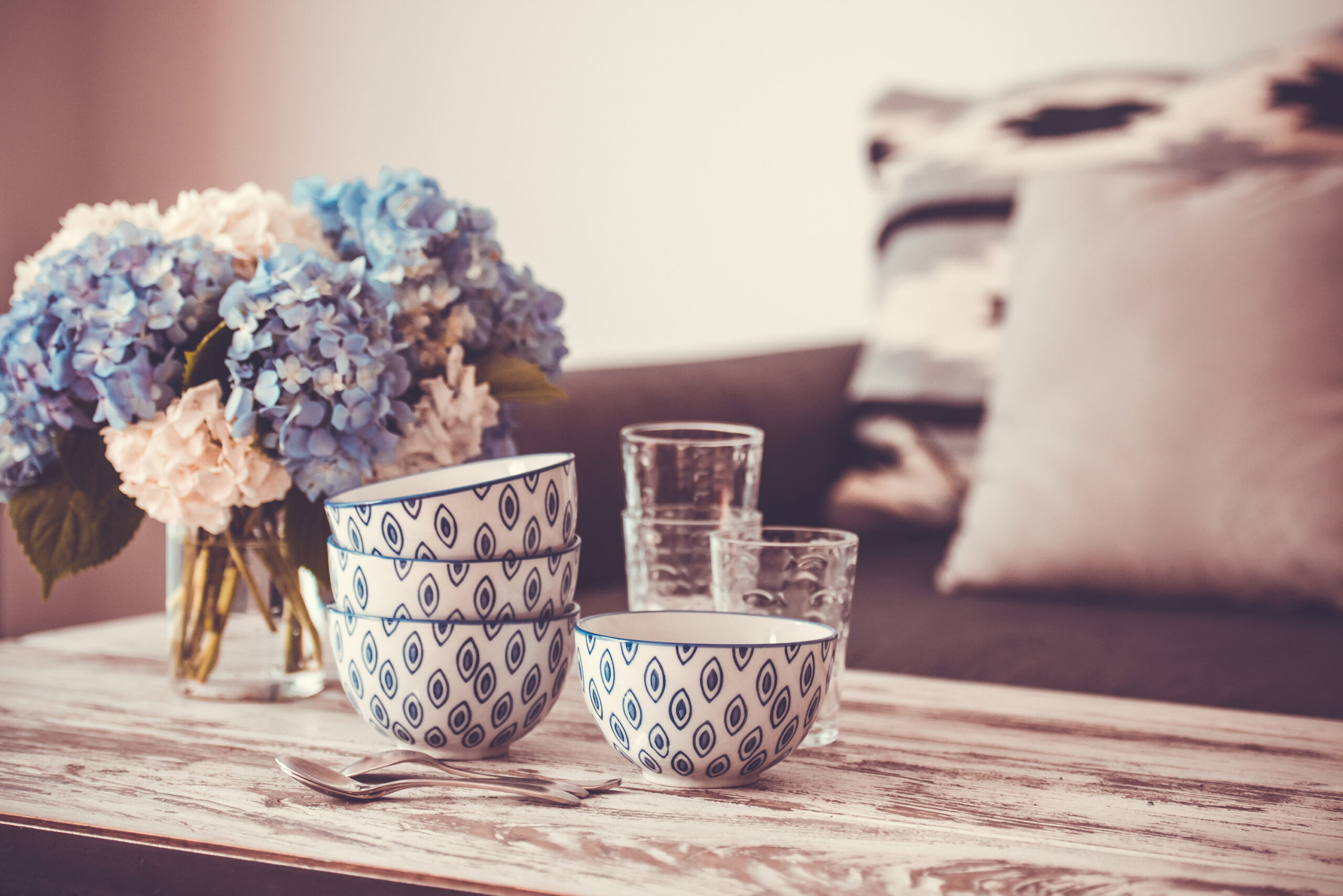 Bouquet,Of,Hortensia,Flowers,And,Glass,Bowls,On,Modern,Wooden
